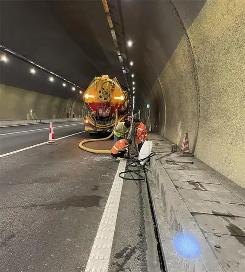 汉滨隧道排水渠清淤